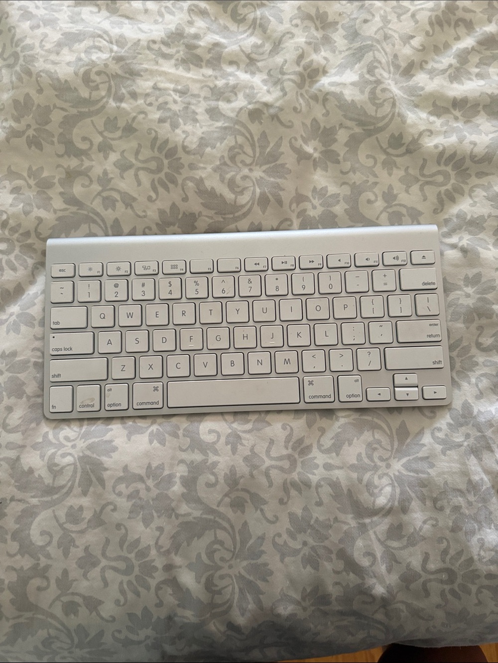 Apple White Compact Bluetooth Keyboard — Slim Mac Layout